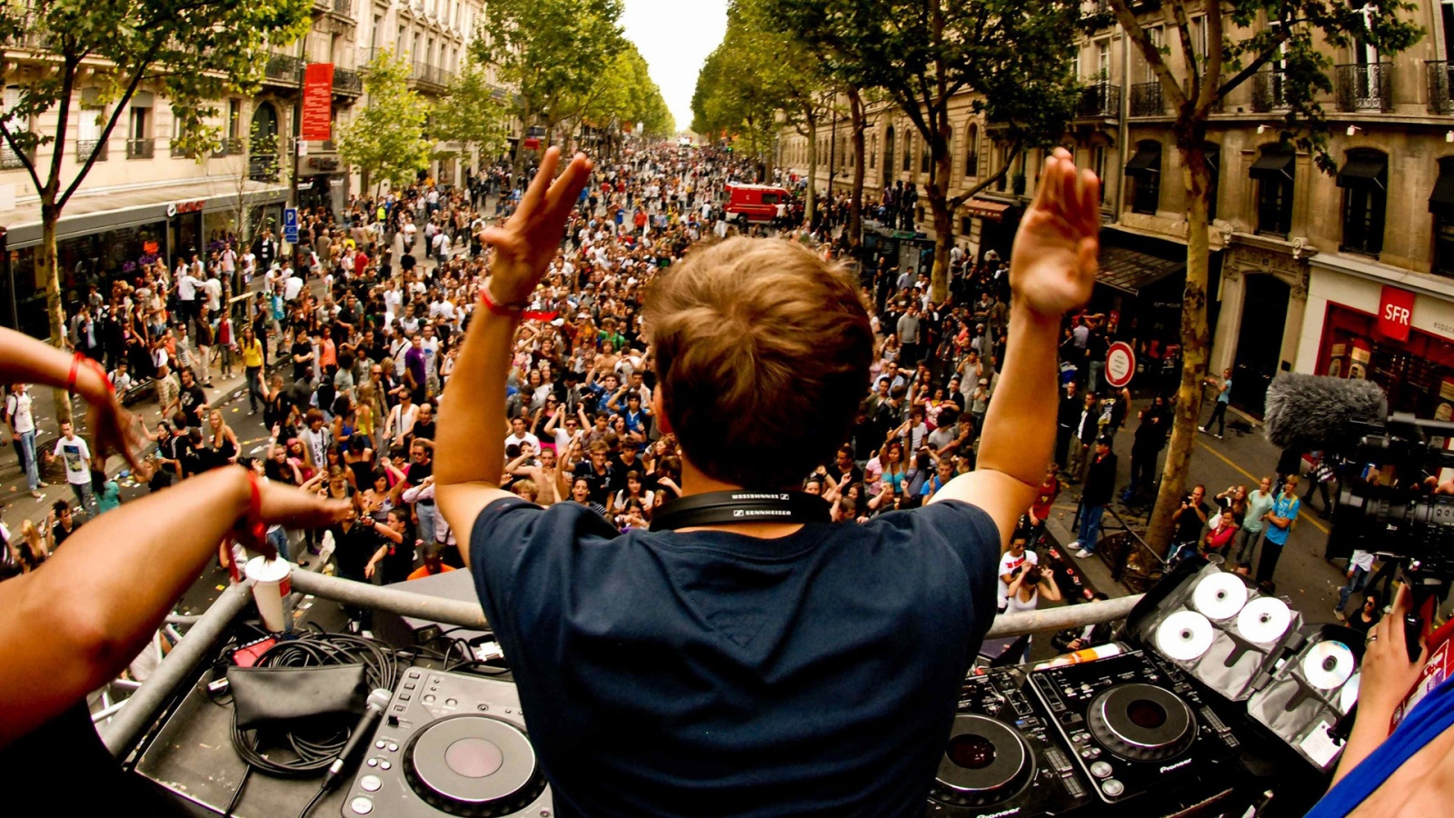 Avicii -Street Performance HD and Wide Wallpapers